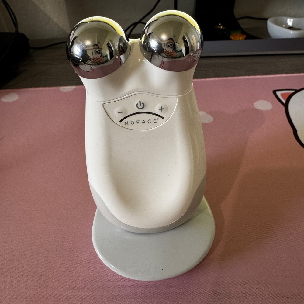 NuFace Toning Device in Cream and Silver